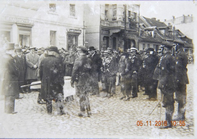 Szamotuły 13.09.1931 Uroczystość poświęcenia sztandaru Związku Powstańców i Strzelców. W czarnym płaszczu i kapeluszu wojewoda poznański Raczyński, obok gen.bryg. Sergiusz Zahorski. Komendant Skąpski stoi w mundurze w czapce z białym pokrowcem