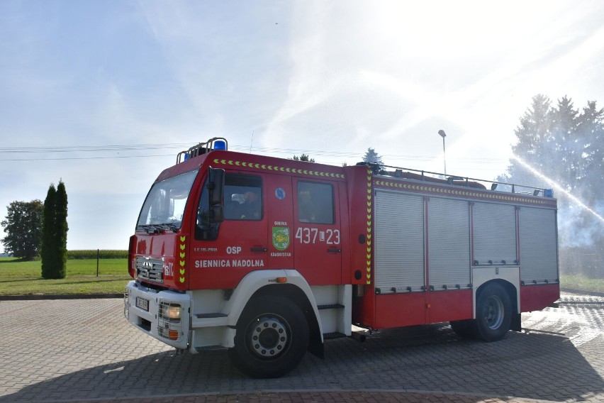 Strażacy z OSP w Siennicy Nadolnej otrzymali  ciężki samochód bojowy. Zobacz zdjęcia
