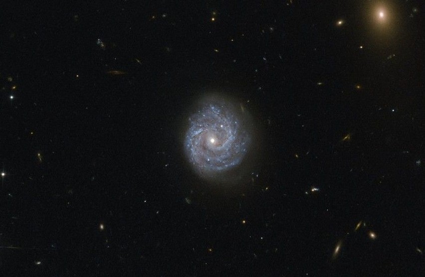 Teleskop Hubble'a zaobserwował przepiękną i nietypową galaktykę spiralną (zdjęcie)