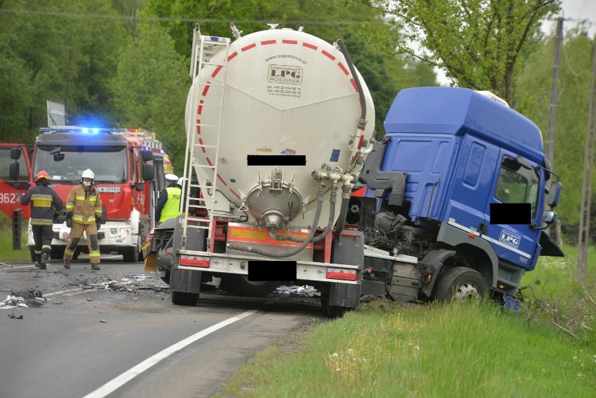 Tragiczny wypadek pod Włocławkiem. Czołowe zderzenie samochodu Renault Koleos z cysterną [zdjęcia]