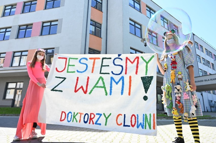 W szpitalu w Kielcach dużo uśmiechu, szaleństwa i dobrej zabawy. Fundacja "Dr Clown" poprawiała humor najmłodszym pacjentom [WIDEO, ZDJĘCIA]