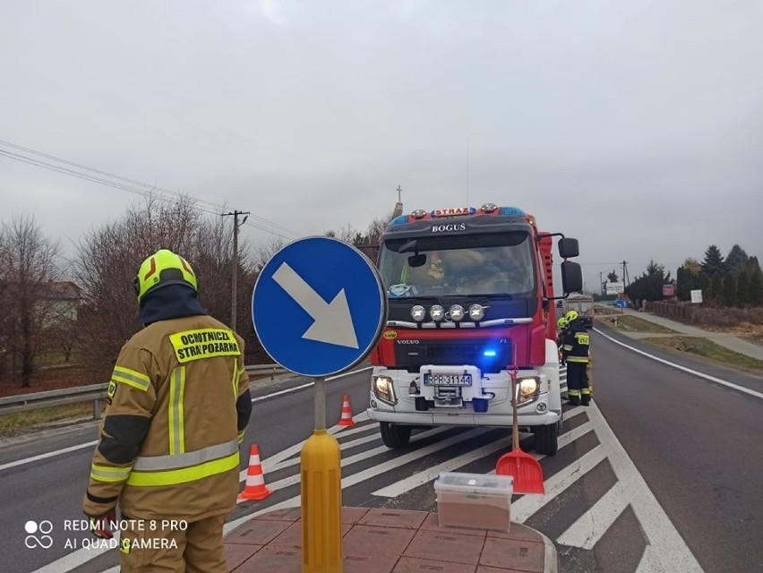 Wypadek w Orłach w powiecie przemyskim. Zderzyły się trzy samochody. Pogotowie ratunkowe zabrało do szpitala 3-letnią dziewczynkę [ZDJĘCIA]