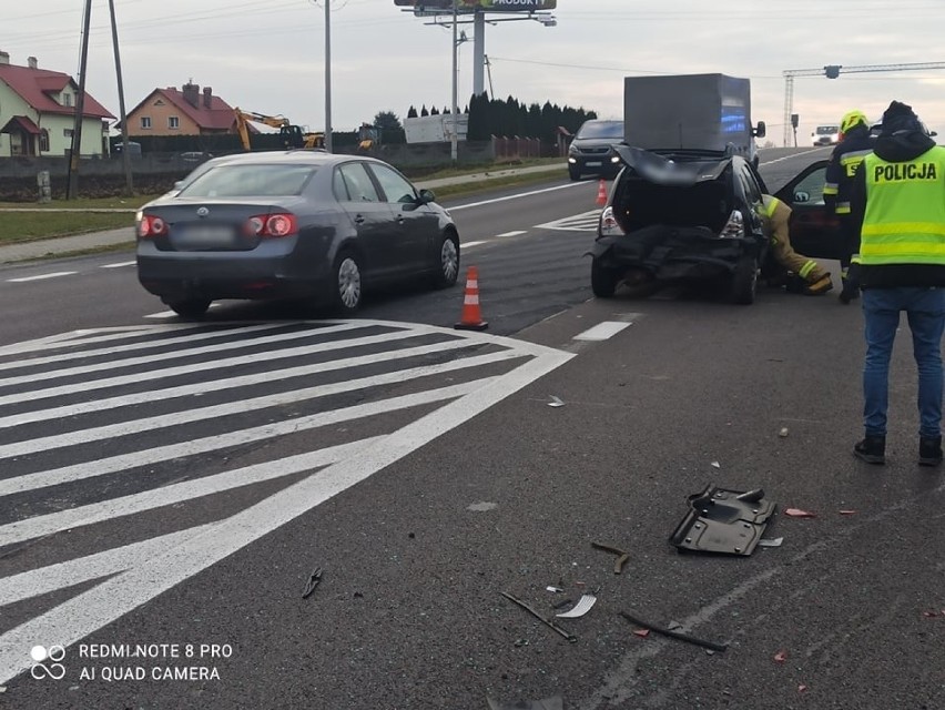 Wypadek w Orłach w powiecie przemyskim. Zderzyły się trzy samochody. Pogotowie ratunkowe zabrało do szpitala 3-letnią dziewczynkę [ZDJĘCIA]