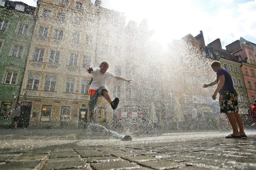 Kurtyny wodne, Warszawa. Od 3 lipca można ochłodzić się na...