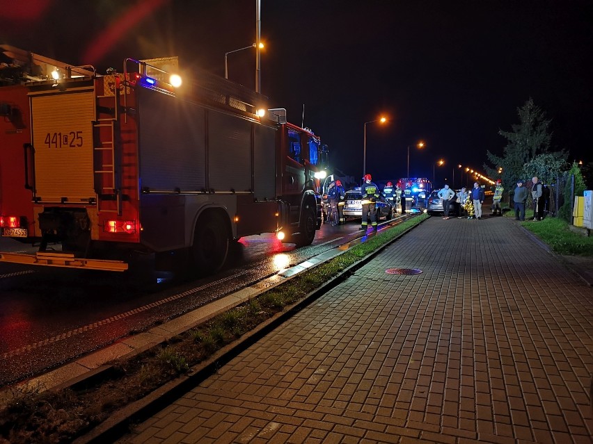 Wypadek dwóch samochodów na ul. Paderewskiego w Grudziądzu. Dwie osoby trafiły do szpitala