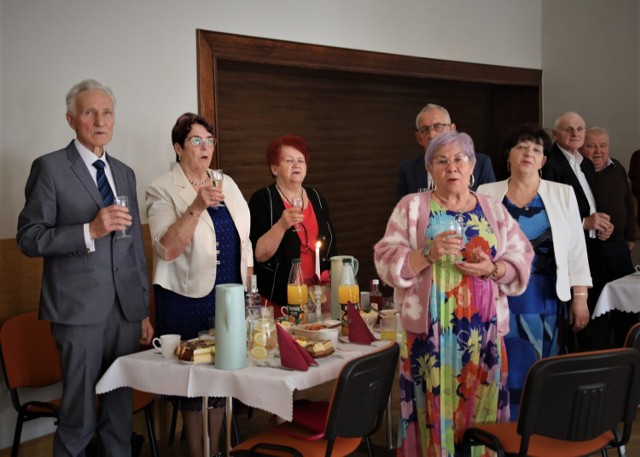 Szampan na zdrowie i wspólne odśpiewanie "Stu lat" wszystko to było na spotkaniu z okazji Dnia Seniora w TOK w Tuchola