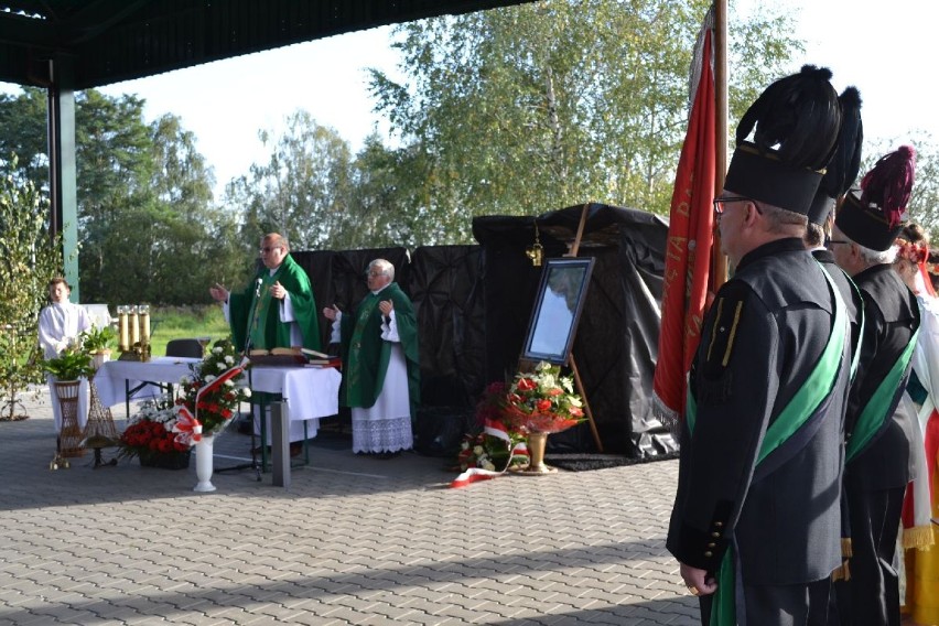 W Krostoszowicach odsłonięto obelisk upamiętniający...