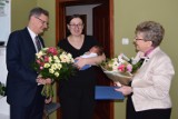 Pierwszy mieszkaniec powiatu piotrkowskiego urodzony w 2024 r. Rodzinę odwiedził wicestarosta ZDJĘCIA