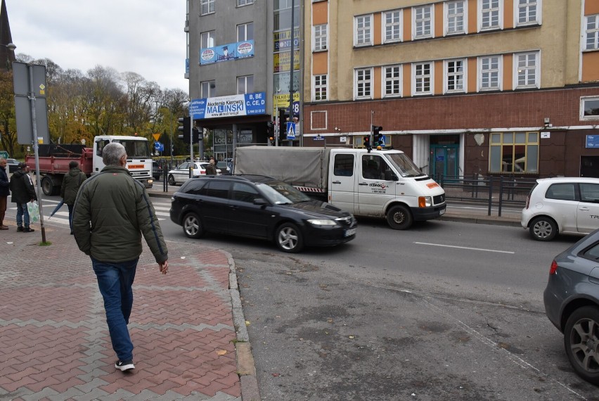 Ul. Wyszyńskiego. Po przesunięciu przejścia dla pieszych montowane są barierki. Prace mają potrwać tylko jeden dzień - 5 listopada 2021 roku