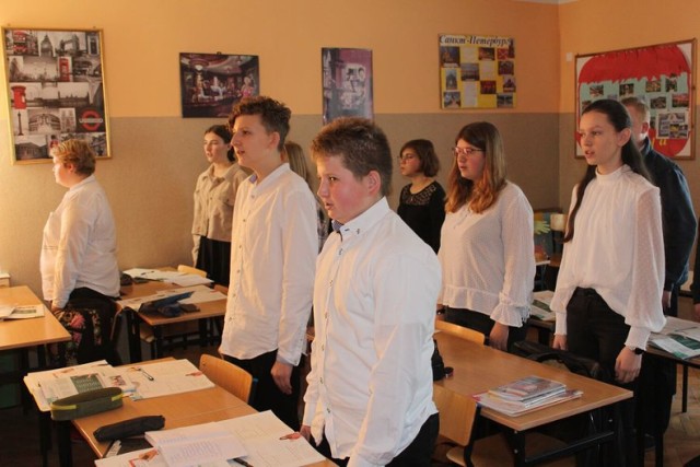 Ze względu na sytuację epidemiczną uczniowie zaśpiewali hymn w klasach