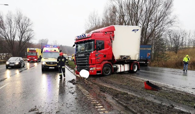 W niedzielę, po godz. 12.00, na ul. Armii Krajowej doszło do poważnie wyglądającego wypadku. Zderzyły się dwa samochody ciężarowe. 

WIĘCEJ ZDJĘĆ NA NASTĘPNYCH STRONACH

W wypadku na ul. Armii Krajowej ucierpiała jedna osoba. Na szczęście jej obrażenia są lekkie. 

Kierowcy! Omijajcie to miejsce. - Droga jest zablokowana na czas prowadzenia akcji - powiedziano nam po godz. 13 w Wojewódzkim Stanowisku Koordynacji Ratownictwa Państwowej Straży Pożarnej w Toruniu.

 




ZOBACZ: Stop Agresji Drogowej. Odcinek 5


