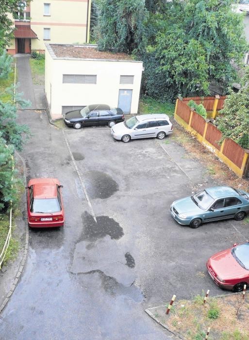 Na tym terenie powinien być zieleniec, a zamiast tego jest parking