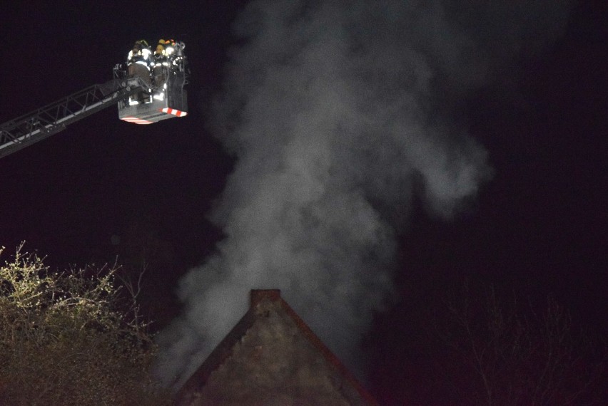 Pożar w Tralewie 25.04.2020 [ZDJĘCIA, FILM]. Spłonął domek jednorodzinny, mieszkanki uciekły przed ogniem