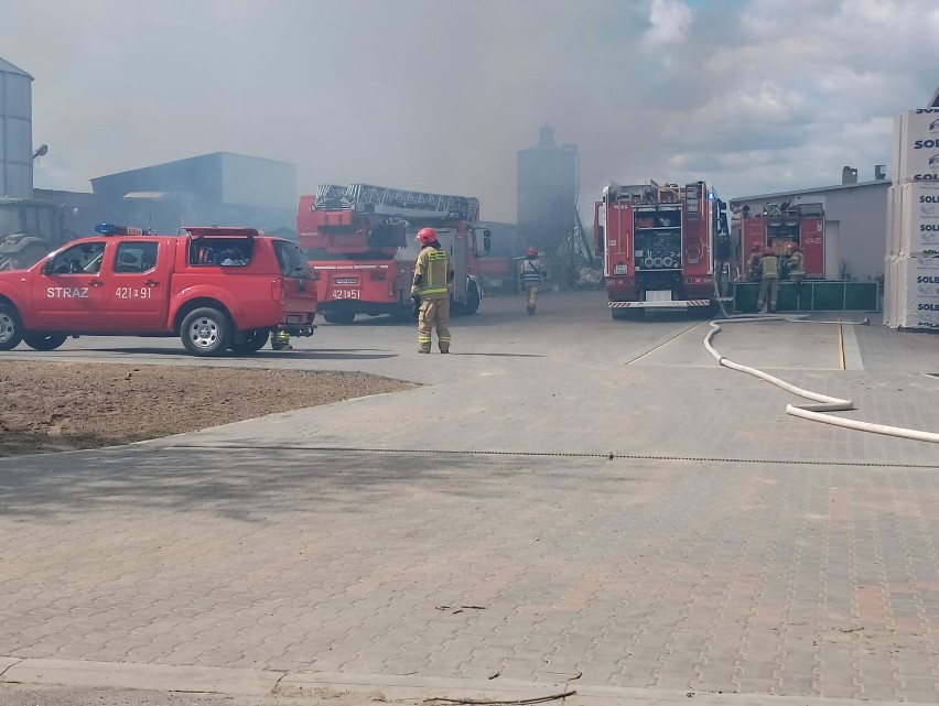 Pożar w gminie Mieleszyn. Paliła się słoma pod wiatą
