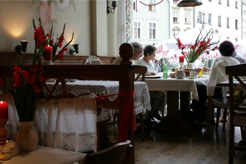 08.09.2008 krakow ..rynek glowny n/z restauracja wesele...