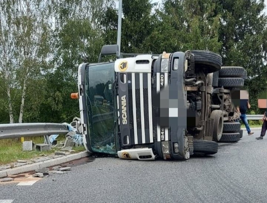 PILNE! Zablokowana droga w Kłodzku! Ciężarówka przewróciła...