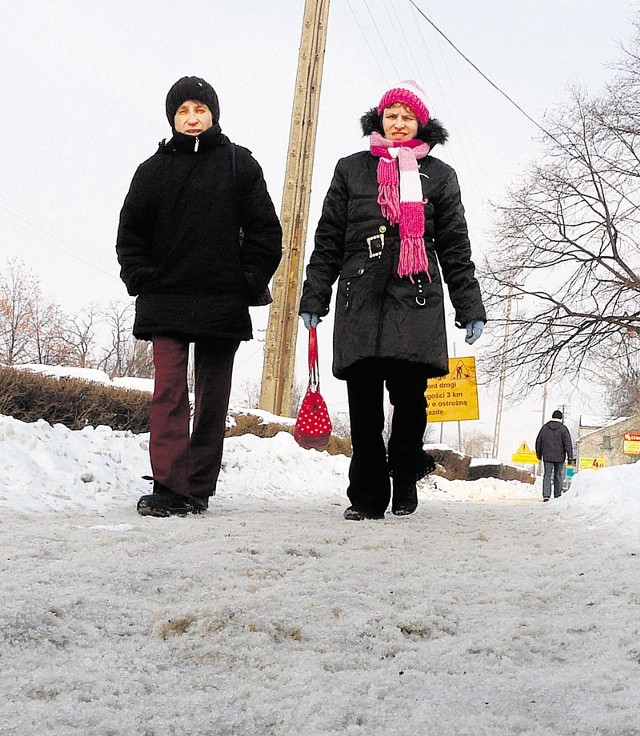 Piesi muszą bardzo uważać na oblodzonych chodnikach