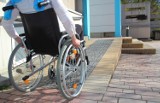Świebodzin: Stowarzyszenie ,,Człowiek’’ walczy o podjazd dla niepełnosprawnych do ratusza (wideo)