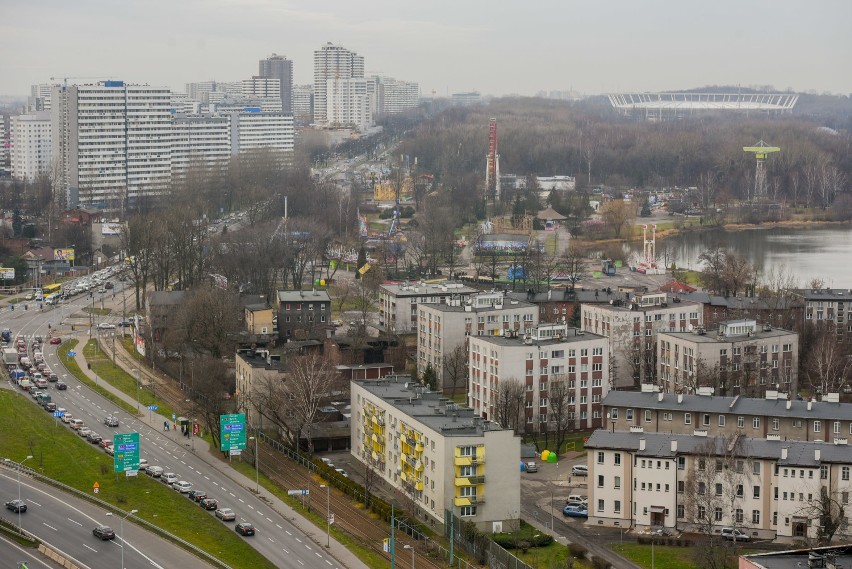 Dwie nowe ścieżki mają powstać na chodniku wzdłuż ulicy...