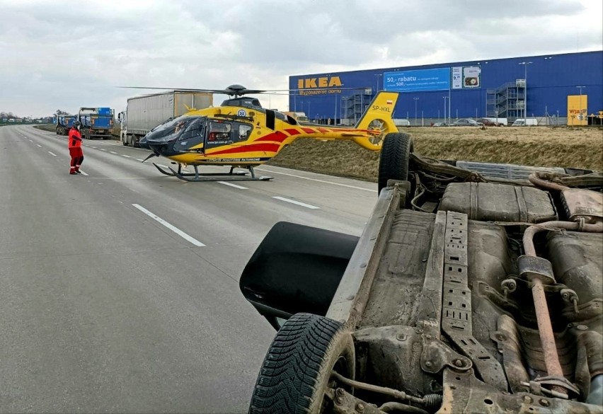 Wypadek i dachowanie na autostradzie A4 pod Wrocławiem