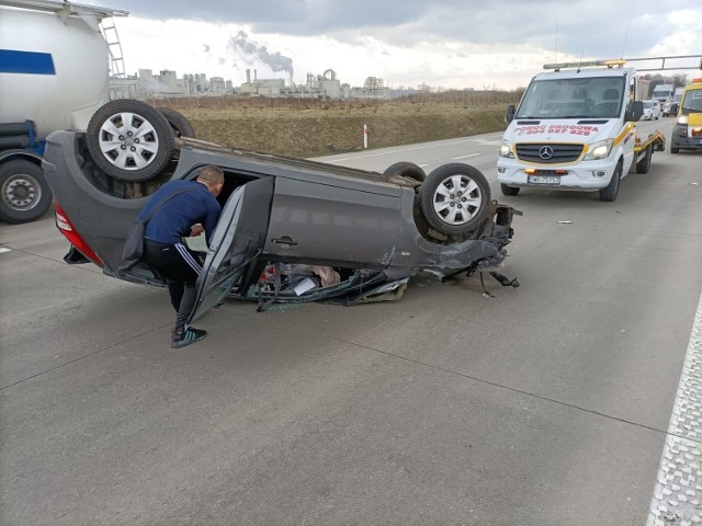 Wypadek i dachowanie na autostradzie A4 pod Wrocławiem