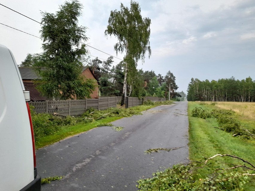 Zerwane dachy i nadal brak prądu w gminie Sędziejowice 