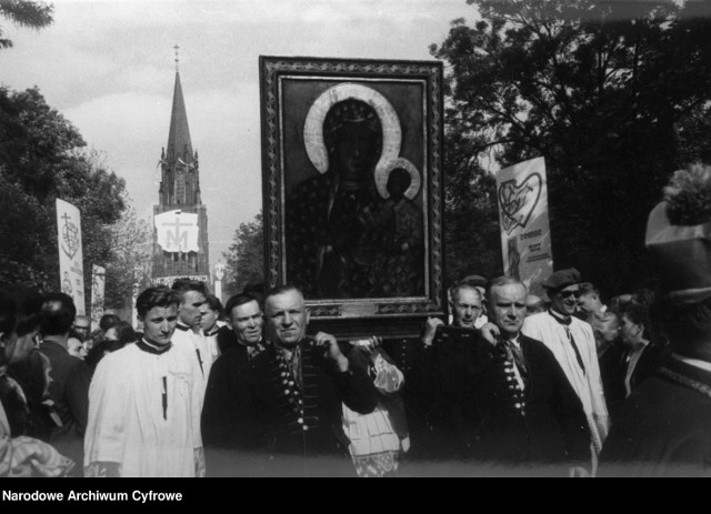 Tak wyglądały obchody Tysiąclecia Chrztu Polski w Piekarach Śląskich w 1966 roku. Zobacz zdjęcia >>>