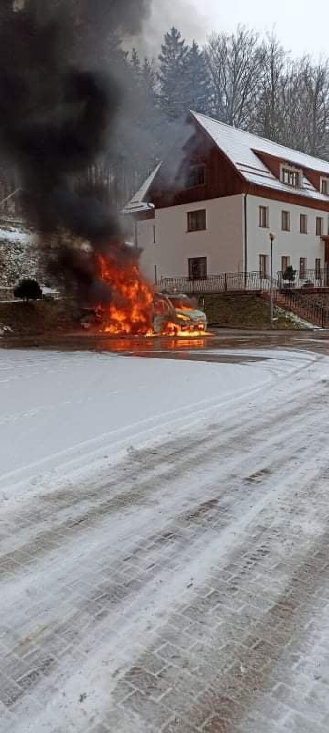 Pożar samochodu dostawczego w Świeradowie- Zdroju. Auto spłonęło doszczętnie [ZDJĘCIA]