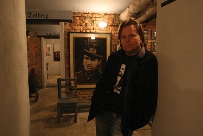 Piotr Owcarz w zamkniętym już Muzeum Hansa Klossa na rogu ulic Gliwickiej i Sobieskiego w Załężu.
