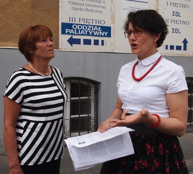 Małgorzata Skwarek (z lewej) broni się przed zarzutami o złym zarządzaniu placówką. Popiera ją burmistrz Ewa Przybyło
