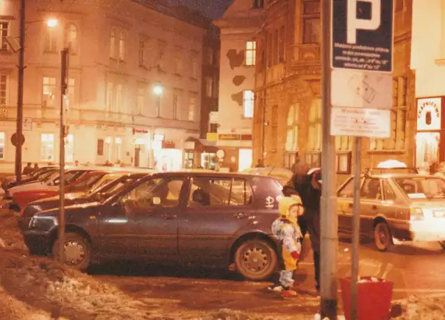 Wałbrzych: Zobacz jak wyglądał plac Magistracki nocą 24 lata temu