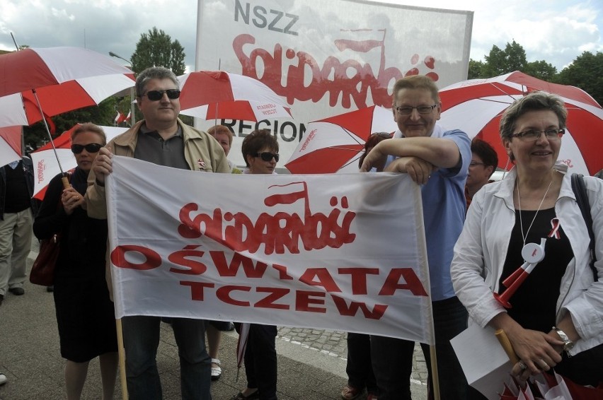Gdańsk: Protest przeciwko sytuacji w oświacie przed Urzędem Wojewódzkim. Pseudowiedzy mówią NIE