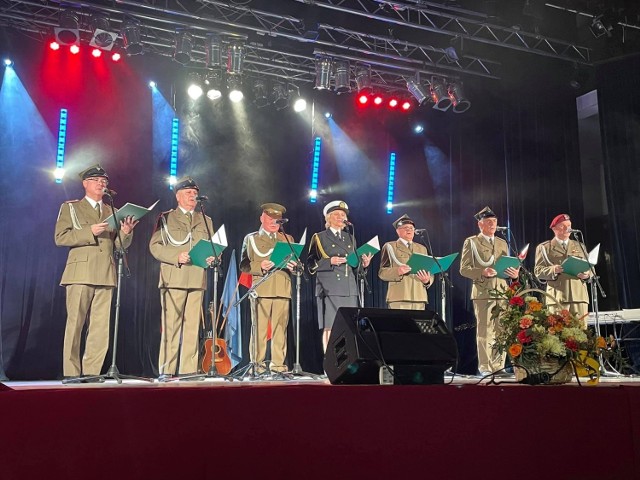 Członkowie zespołu Wiarusy na scenie.