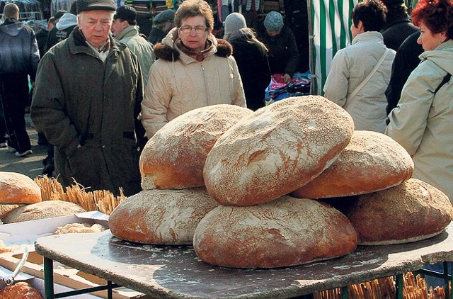 Giełda samochodowa to także ciuchy, buty, meble, pieczywo, płyty, książki i starocie