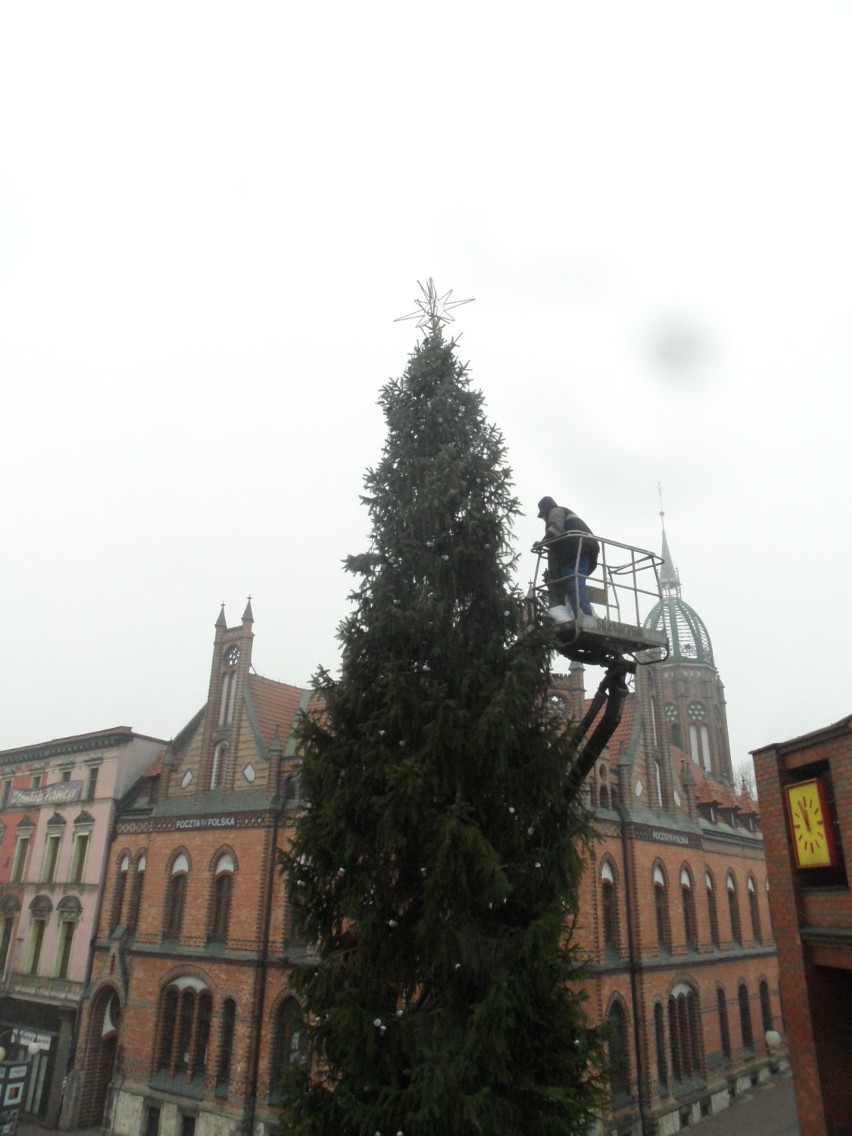 Święta w Chorzowie: wielka choinka stanęła przy poczcie