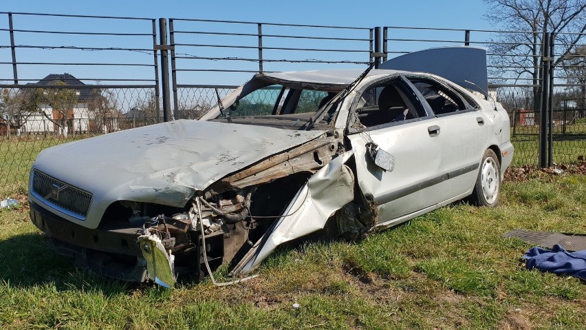 Dachowanie w Strzelcach Opolskich przy ul. Kazimierza Wielkiego. Wrak volvo stoi przy drodze