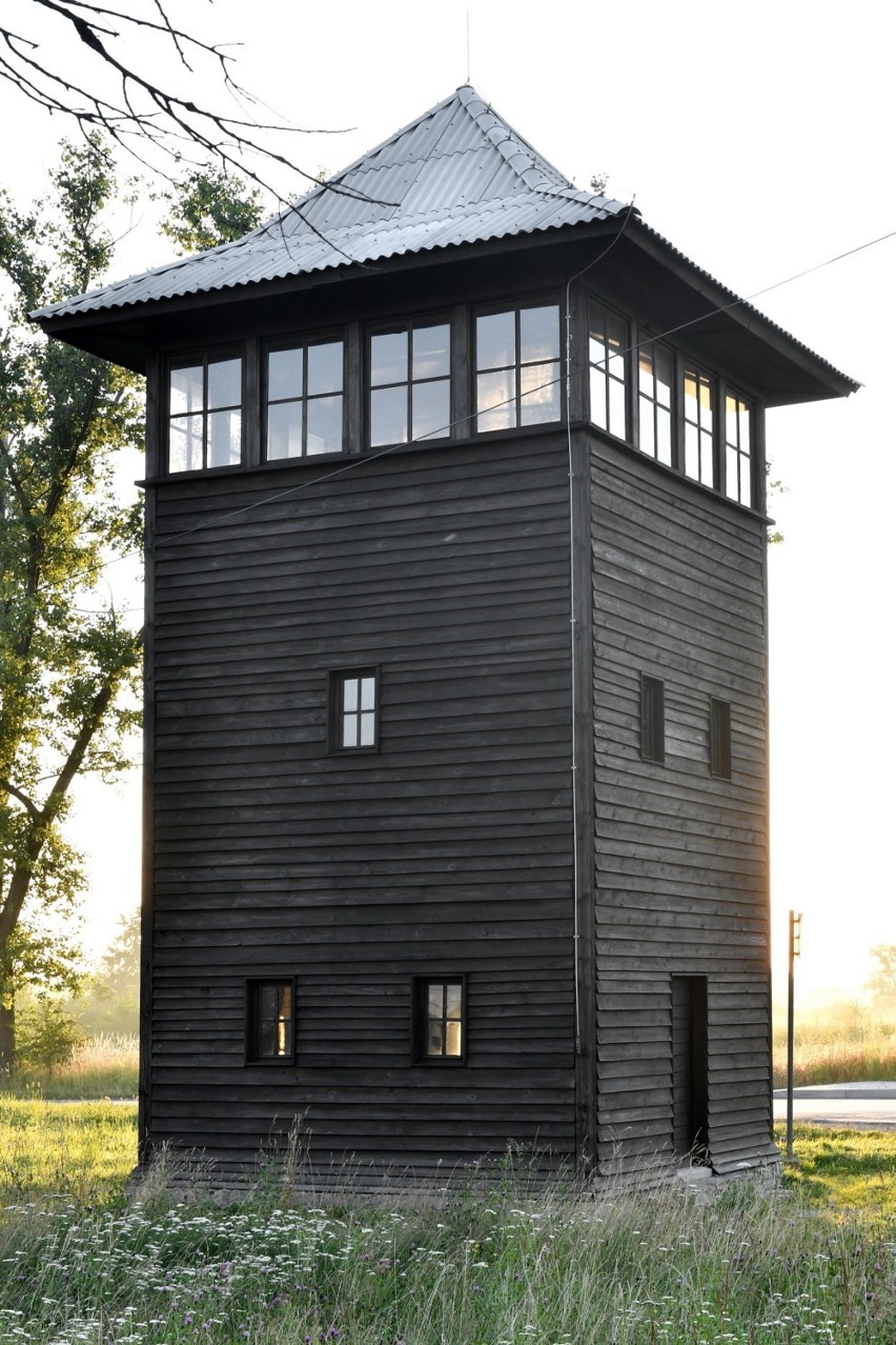 Historyczne wieże wartownicze w KL Auschwitz II - Birkenau uszkodzone przez wichurę w 2019 roku są już po konserwacji [ZDJĘCIA]