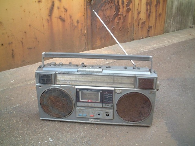 Źródło: http://commons.wikimedia.org/wiki/File:Radio_cassette_player.jpg
