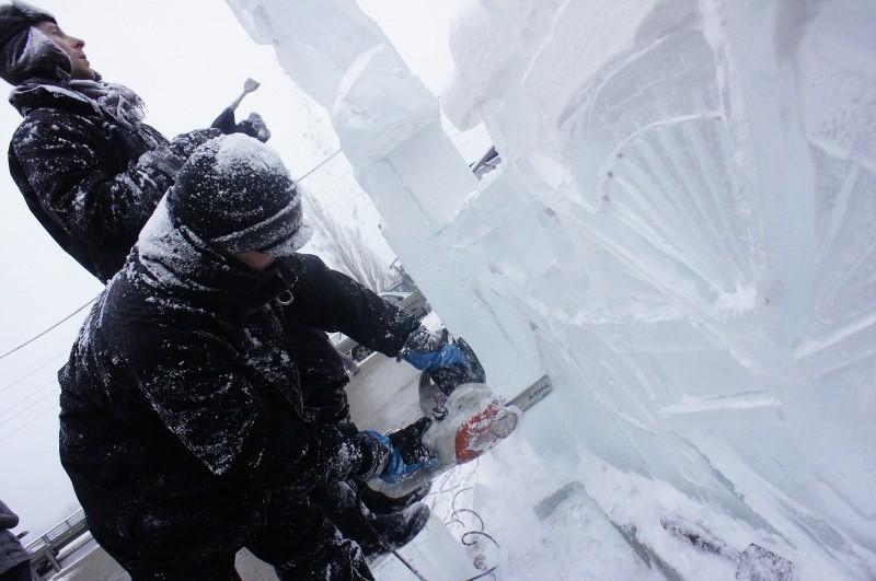Rzeźbienie w lodzie przed dworcem PKP.