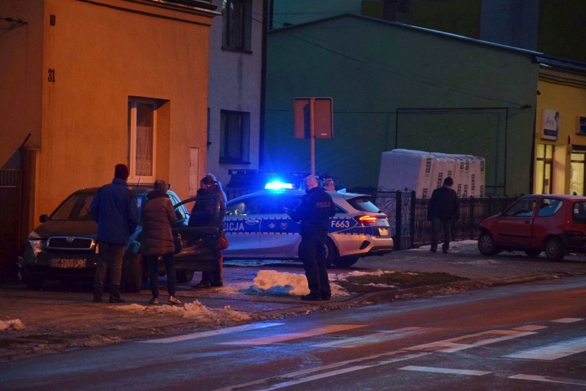 Kolizja na ul. Wojska Polskiego w Wieluniu. Zderzyły się dwie osobówki. Uszkodzony został też budynek FOTO