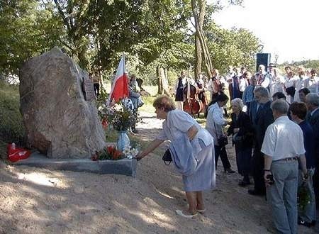 Pod odsłoniętym obeliskiem Józefa Bruskiego zostały złożone kwiaty.
Fot. Marcin Modrzejewski
