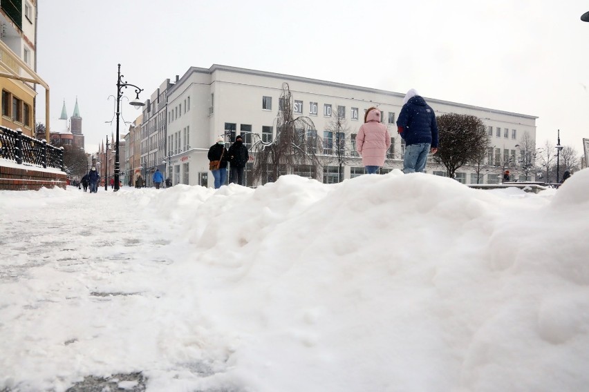 Zima znów zaatakowała w Legnicy. Trudne warunki na drogach i chodnikach