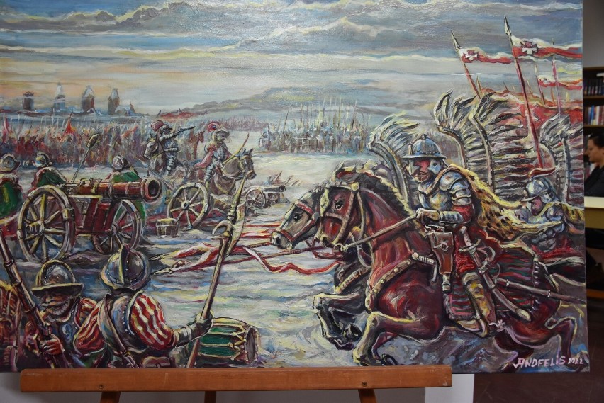 Husaria atakuje, arkebuzy strzelają, Maksymilian Habsburg ucieka. Malarz Andrzej Felisiak przedstawił przebieg bitwy pod Byczyną