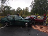 Zderzenie czołowe na granicy Katowic i Mysłowic. Lądowało LPR. Kierowcy byli uwięzieni w samochodach