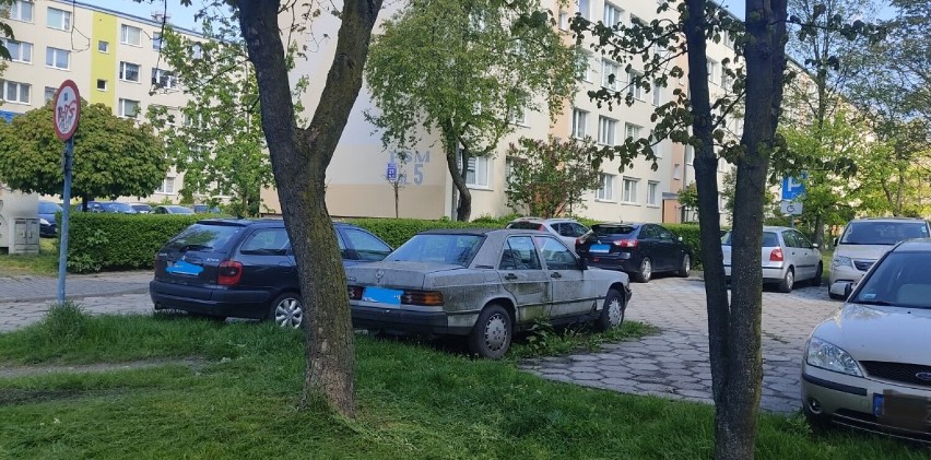 Wraki na parkingach w Piotrkowie - auta blokują miejsca parkingowe na os. Wyzwolenia ZDJĘCIA