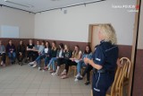 Lubliniecka policja w Pawełkach. Mundurowi z komendy powiatowej opowiedzieli uczennicom z Ciasnej o służbie [ZDJĘCIA]