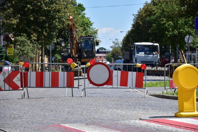 Ten odcinek ul. 700-lecia został ogrodzony. Rozpoczęły się pierwsze prace związane z przebudową tego traktu.