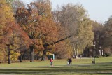 Park w Świerklańcu pięknie prezentuje się w kolorach jesieni i przyciąga spacerowiczów. Zobacz ZDJĘCIA