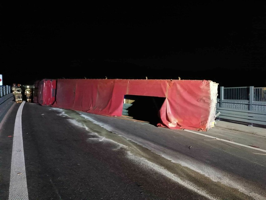 Wypadek na S7. W nocy leżąca ciężarówka zablokowała zakopiankę