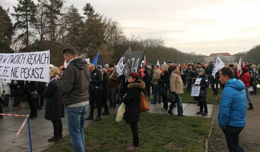 Manifestacja w obronie demokracji w Szczecinie. Protestowało około 2,5 tys. osób